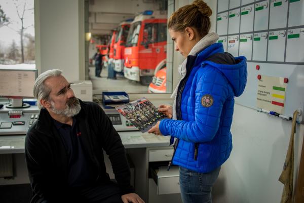 Bild 1 von 6: Toni Bischoff (Amanda da Gloria, r.) vernimmt Winnie Gressmann (Stefan Lehnen, l.).