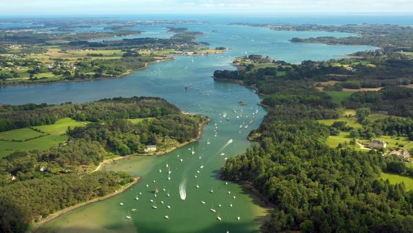 Bild 1 von 2: Im Bild: Die wilde und geheimnisvolle Bretagne strahlt mit ihren geschützten Häfen, winzigen Inseln, windgepeitschten Landstrichen und berühmten Steinsetzungen eine unbestrittene Faszination aus.