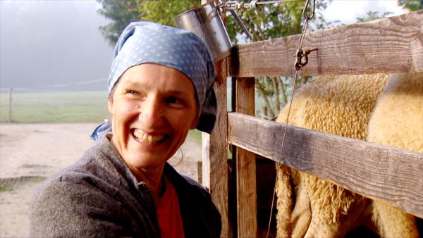 Bild 1 von 9: Sonja Wimmer melkt ihre Ziegen und Schafe, um aus der Milch verschiedene Käsesorten herzustellen.