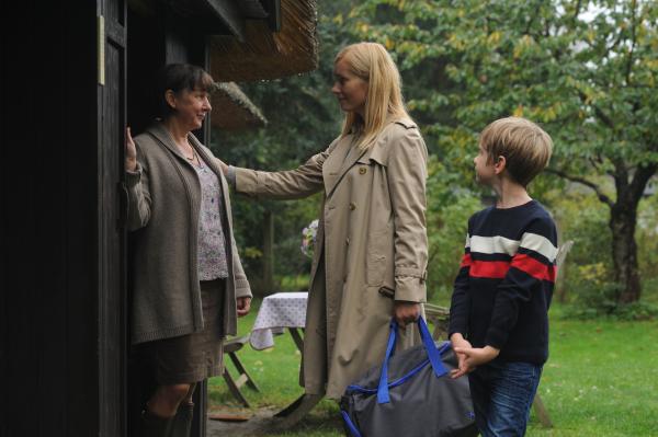 Bild 1 von 9: Tanja Bartko (Nadja Uhl, M.) mit Sohn Daniel (Elias Martini, r.) bei ihrer Schwägerin Therese Bartko (Steffi Kühnert, l.): Differenzen beigelegt?