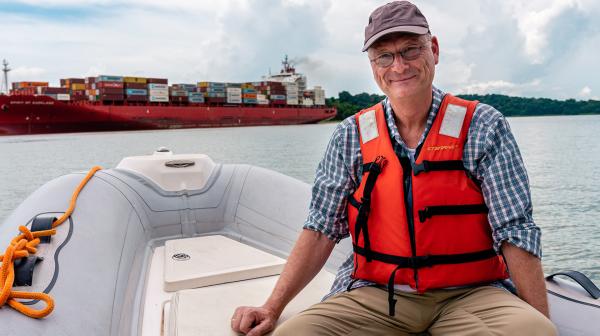 Bild 1 von 2: Meteorologe Sven Plöger in einem Boot auf dem Panama-Kanal.