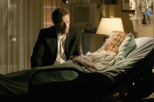 Bild 1 von 4: Nachdem Kara Mason (Hillary Tuck, r.) in der Badewanne einen Krampfanfall erlitten hat, bei dem sie nahezu ihren Säugling ertränkt hat, kümmert sich Dr. Gregory House (Hugh Laurie, l.) um sie.