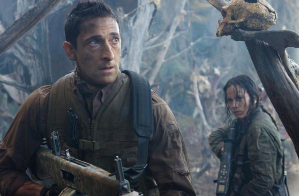 Bild 1 von 8: Versuchen angesichts der Überlegenheit des blutrünstigen Gegners weder die Nerven noch den Kopf zu verlieren: Royce (Adrien Brody, l.) und Isabelle (Alice Braga, r.) ...