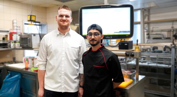 Bild 1 von 6: Chefkoch Marcel Hahlen (l.) und sein tunesischer Azubi Wissam (r.)