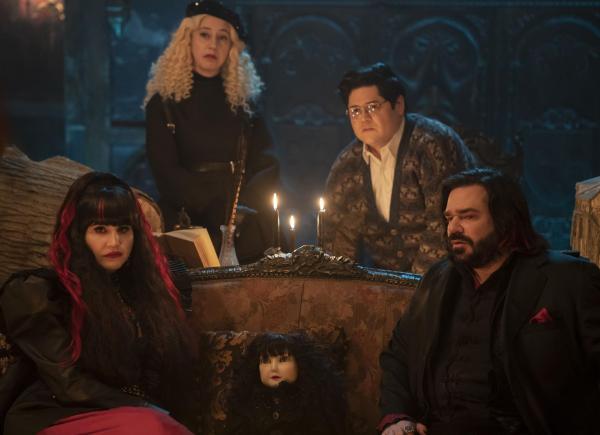Bild 1 von 6: hinten v.l.n.r.) Führerin (Kristen Schaal); Guillermo (Harvey Guillén); (vorne v.l.n.r.) Nadja (Natasia Demetriou); Laszlo (Matt Berry)