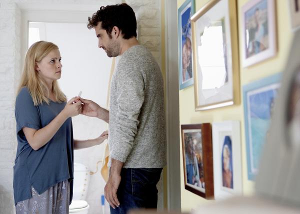 Bild 1 von 12: Marie (Jennifer Ulrich, l.) und Benny (Oliver Wnuk, r.) wollen unbedingt ein Kind. Doch mit der Schwangerschaft will es einfach nicht klappen ...