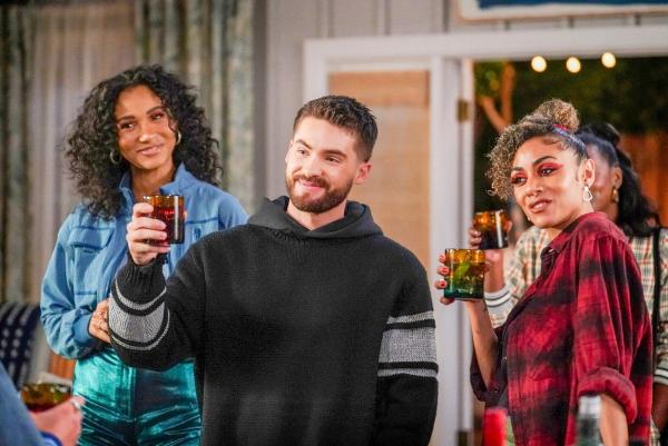 Bild 1 von 7: Im Bild (v.li.): Greta Onieogou (Layla Keating), Cody Christian (Asher Adams), Chelsea Tavares (Patience).