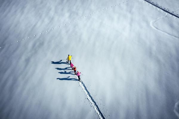 Bild 1 von 22: Im Bild: Schneeschuhwander Familie.