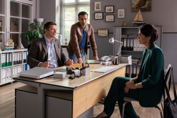 Bild 1 von 7: Annalena Metz (Stephanie Marin, r.), die Frau des Opfers, wird von Hauptkommissar Hansen (Igor Jefti?, l.) und Kommissar Kaya (Baran Hêvî, M.) befragt. Wusste ihr Mann, dass sie die Scheidung wollte?