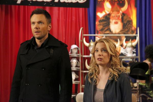Bild 1 von 22: Auf der Convention machen Jeff (Joel McHale, l.) und Britta (Gillian Jacobs, r.) interessante, neue Bekanntschaften ...