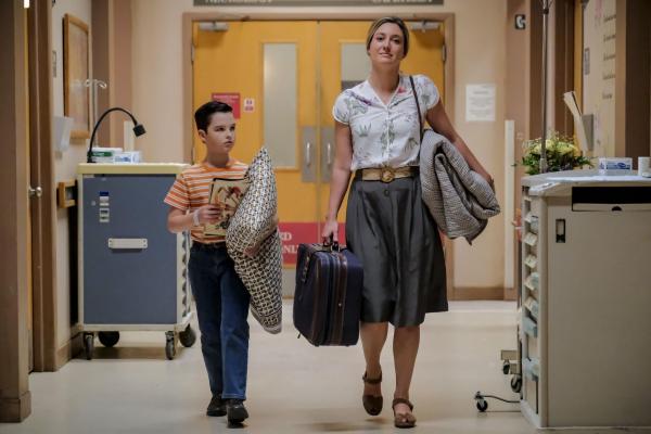 Bild 1 von 13: Sheldon (Iain Armitage, l.); Mary (Zoe Perry, r.)