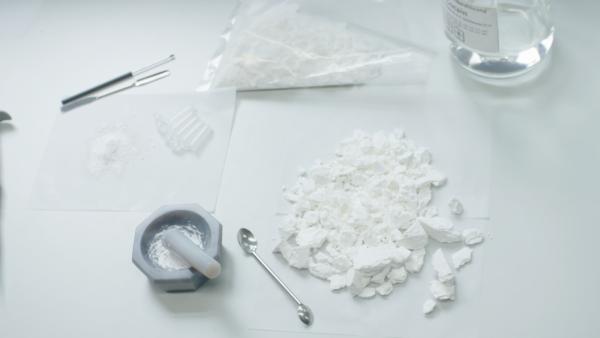 Bild 1 von 5: Sichergestelltes Kokain wird im Polizeilabor auf Reinheit untersucht.