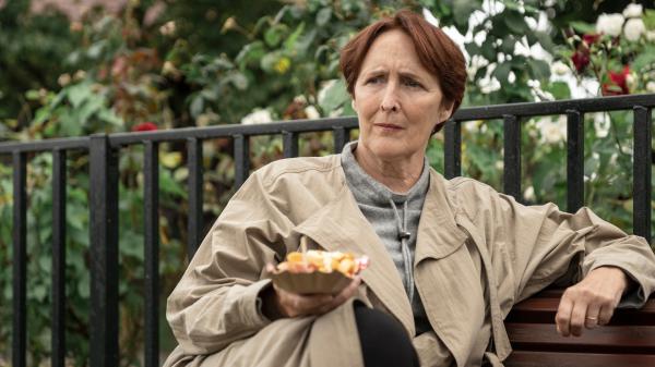 Bild 1 von 3: Ein Abstecher in Carolyns (Fiona Shaw) Vergangenheit offenbart ihr eine neue Spur zu den \