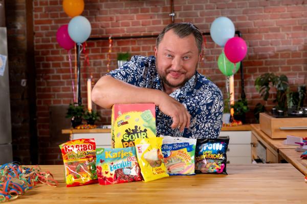 Bild 1 von 11: Fruchtsaftgetränke, Lollis, saure Weingummis und Popcorn: Sebastian Lege baut vier Partysnacks in seiner Werkstatt nach und deckt auf, was wirklich drinsteckt.