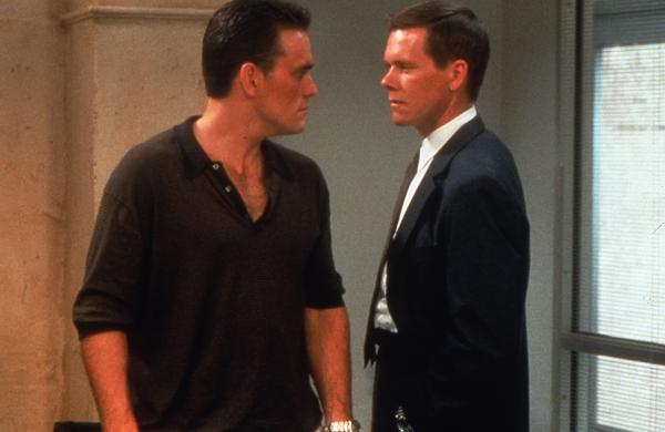 Bild 1 von 3: Polizeikommissar Ray Duquette (Kevin Bacon, r.) beschattet Sam Lombardo (Matt Dillon, l.).