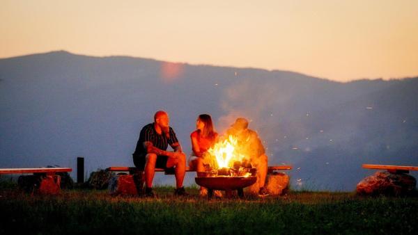 Bild 1 von 33: Im Bild: Kandidat Jürgen, Michelle Pippan und Kandidat Michael genießen den Sonnenuntergang am Lagerfeuer und warten auf Single Sophie.