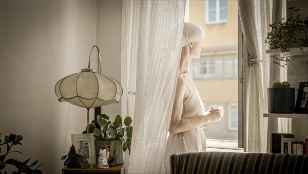 Bild 1 von 19: Im Bild: Darija blickt zu Hause aus ihrem Fenster.