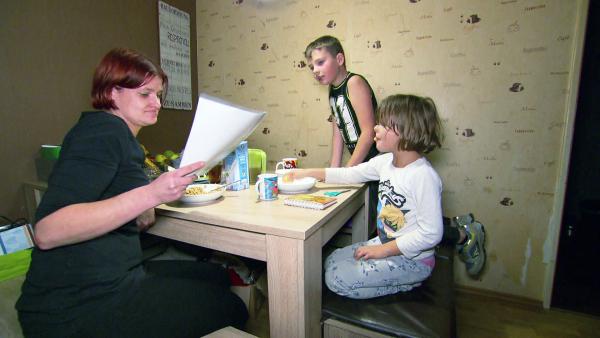 Bild 1 von 3: Seit einem Jahr sind die Eltern von Jayden (10) und seiner Schwester Neele (7) getrennt. Nach wie vor ist die alleinerziehende Mutter Vanessa (34) mit dieser Situation überfordert.