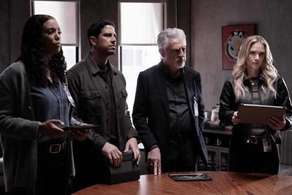 Bild 1 von 9: (v.l.n.r.) Dr. Tara Lewis (Aisha Tyler); Luke Alvez (Adam Rodriguez); David Rossi (Joe Mantegna); Jennifer Jareau (A.J. Cook)
