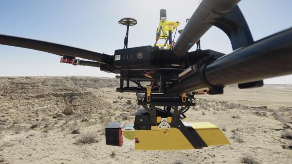 Bild 1 von 6: Seit Anfang des 19. Jahrhunderts erforschen Wissenschaftlerinnen und Wissenschaftler Dinosaurierfossilien und ihre Fundorte. Heute kommt dabei auch moderne Technik zum Einsatz.