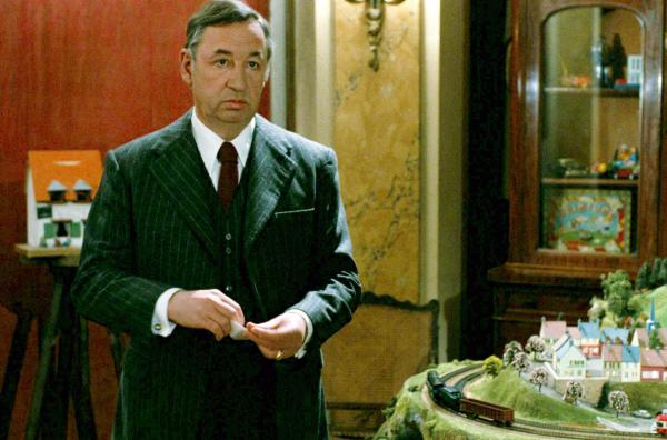 Bild 1 von 4: Spitzenagent Athanase (Philippe Noiret) bekommt eine neue Mission: Im Auftrag der Bundesrepublik soll er die Terroristin Birgitt Haas beseitigen.