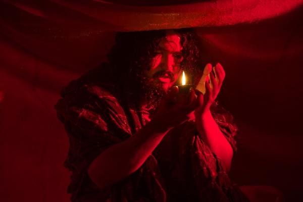 Bild 1 von 5: Jona im Bauch des Wales.