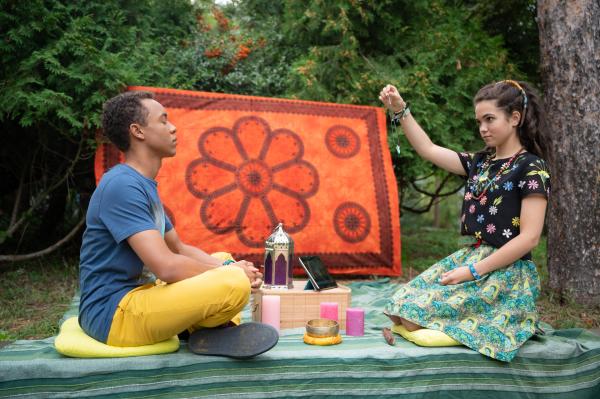 Bild 1 von 4: Pawel (Noel Okwanga) wird von Sibel (Josie Hermer) hypnotisiert, denn anders tun sich die beiden in Sachen Kommunikation gerade schwer.