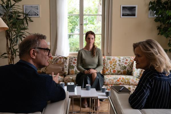 Bild 1 von 4: Klaudia Dick (Daniela Schulz, M.) wartet vergeblich auf ihren Ex-Mann und ihren jetzigen Ehemann. Eine Familientherapie bei Dr. Paula Bach (Claudia Rieschel, r.) und Markus Nocke (Heinrich Schafmeister, l.) sollte einige Wogen glätten. Dass ihr Ehemann jedoch ermordet wurde, ahnt hier noch keiner.