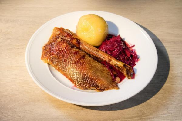Bild 1 von 9: Im Bild: Andreas Wojta wird ein Martinigansl mit Rotkraut und Erdäpfelknödeln zubereiten.