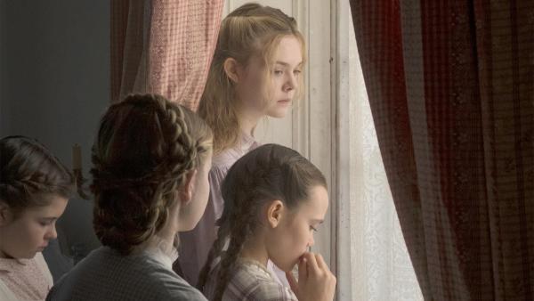 Bild 1 von 6: Alicia (Elle Fanning, Mitte oben)