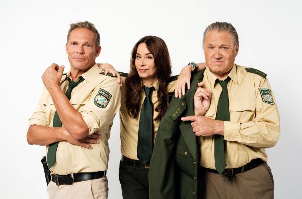 Bild 1 von 2: Im Bild v.l.n.r. Polizeiobermeister Franz Hubert (Christian Tramitz), die neue Revierleiterin Sabine Kaiser (Katharina Müller-Elmau), Polizeiobermeister Reimund Girwidz (Michael Brandner)