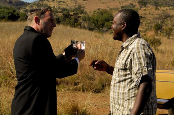 Bild 1 von 19: Auf der Suche nach Lisa gerät Max (Dirk Martens, l.) immer tiefer in den afrikanischen Busch - und bekommt dann dort auch das, was er verdient hat ...