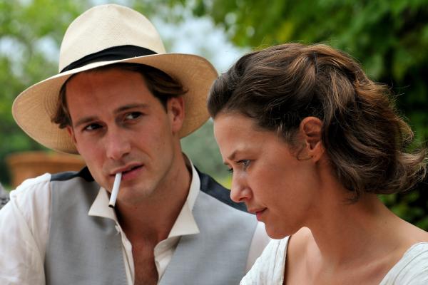 Bild 1 von 15: Hans (David Rott) und Lena (Alexandra Neldel) genießen ihre Hochzeitsreise am Gardasee.