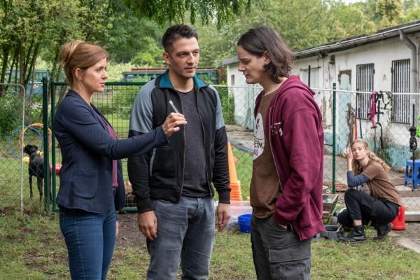 Bild 1 von 8: Kommissarin Kerstin Klar (Fiona Coors) und Kommissar Max Fischer (Max Hemmersdorfer, M.) konfrontieren Tierschützer Eric Kuhn (Johannes Franke, 2.v.r.) und seine Freundin Jennifer Ehrlich (Johanna Hens, r.) im Tierheim.