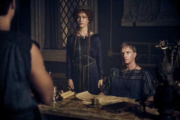 Bild 1 von 12: Antonia (Gabriella Pession, l.); Marsus (Rupert Penry-Jones, r.)