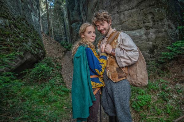 Bild 1 von 5: Die Prinzessin (Simona Kollárová) und der blinde Schmied (Richard Autner)