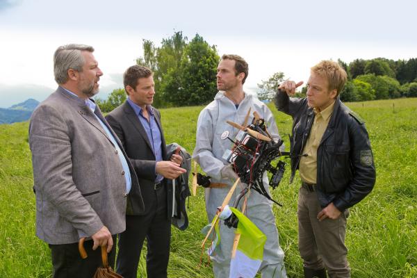 Bild 1 von 7: Ein Gleitschirmflieger stürzt ab. Die Rosenheimer Polizisten Anton Stadler (Dieter Fischer, l.), Sven Hansen (Igor Jeftic, 2.v.l.) und Michael Mohr (Max Müller, r.) untersuchen, wer den Sportler mittels einer Drohne gezielt zum Absturz gebracht hat.