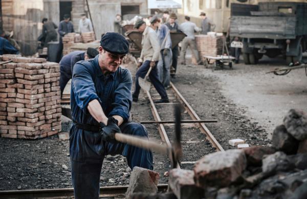 Bild 1 von 6: Tommy (David Schütter) hackt Steine auf der Baustelle an der Stalinalle.