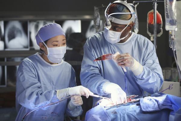 Bild 1 von 42: Gemeinsam sind sie ein Team und können Burkes Problem gut vertuschen: Burke (Isaiah Washington, r.) und Cristina (Sandra Oh, l.) ...