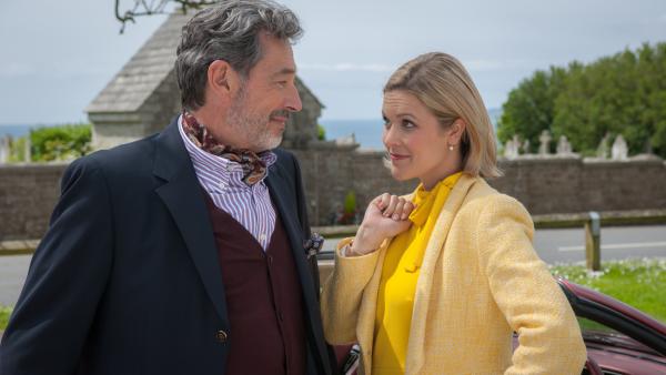Bild 1 von 15: Melissa (Anastasia Conze) weiß, wie sie Don (Günter Barton) um den Finger wickeln kann.
