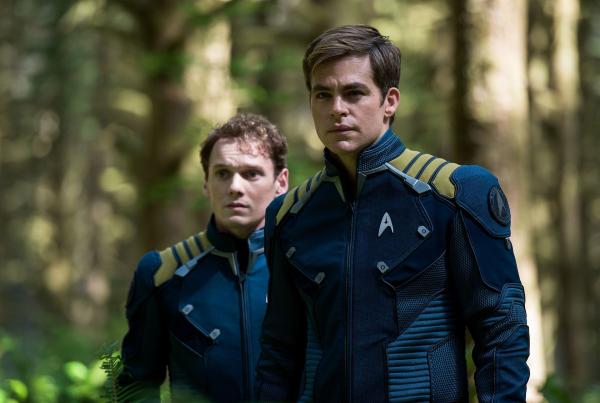 Bild 1 von 19: Left to right: Anton Yelchin plays Chekov and Chris Pine plays Kirk in Star Trek Beyond from Paramount Pictures, Skydance, Bad Robot, Sneaky Shark and Perfect Storm Entertainment