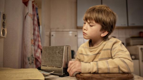 Bild 1 von 5: Marko (Ari Kurecki) am Küchentisch.