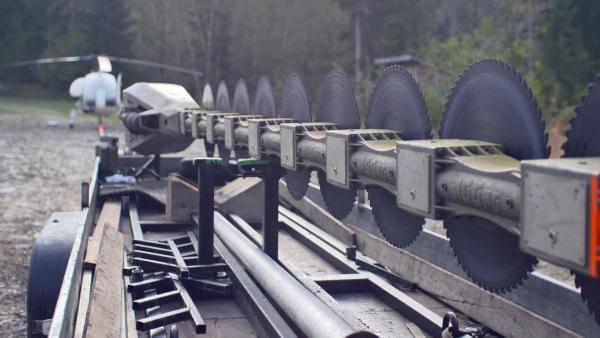 Bild 1 von 3: Die Hochleistungsmotormaschinen gehören zu den effizientesten ihrer Art. Ihre Sägeaggregate verarbeiten selbst dickste Stämme binnen Minuten zu Kleinholz.