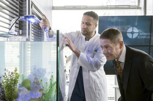 Bild 1 von 10: Dr. Moreau (Mike Adler, l.) ; Dr. Kaminski (Udo Schenk, r.)