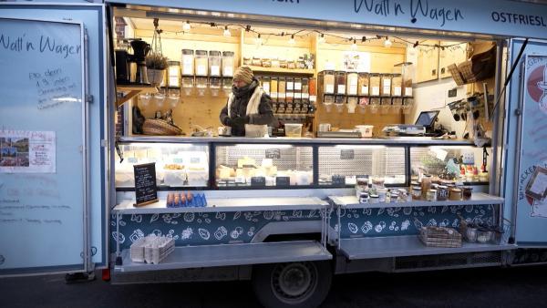 Bild 1 von 3: Ein mobiler Wochenmarkt ersetzt in der Einöde Ostfrieslands den Kaufmannsladen.