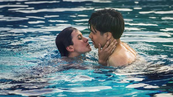 Bild 1 von 4: Luna (Marilou Dolores Diana Weilandt) und Sami  (Joel Massy Kohandel) verbingen einen Pärchentag im Schwimmbad.© MDR/Thomas Dietze - Honorarfreie Verwendung gemäß AGB im redaktionellen Zusammenhang mit genannter Sendung bei Nennung \