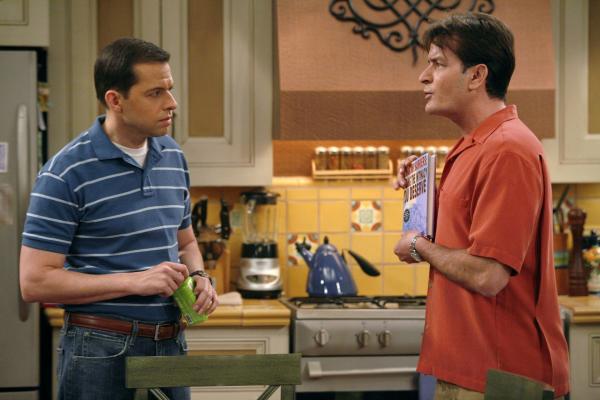 Bild 1 von 11: Alan Harper (Jon Cryer, l.): Charlie Harper (Charlie Sheen, r.)