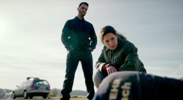 Bild 1 von 6: Anita (Lou Strenger) ist in ihr Heimatdorf zurückgekommen, um gemeinsam mit ihrem Kollegen Mike (Sohel Altan Gol) den Tod eines jungen Mannes während des jährlichen Dorffestes zu untersuchen.