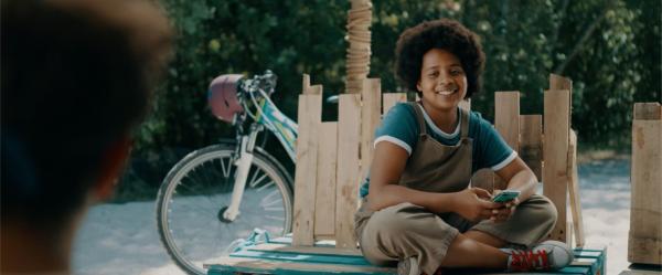 Bild 1 von 3: Noor (Maja Azila) mit dem Handy in der Hand.