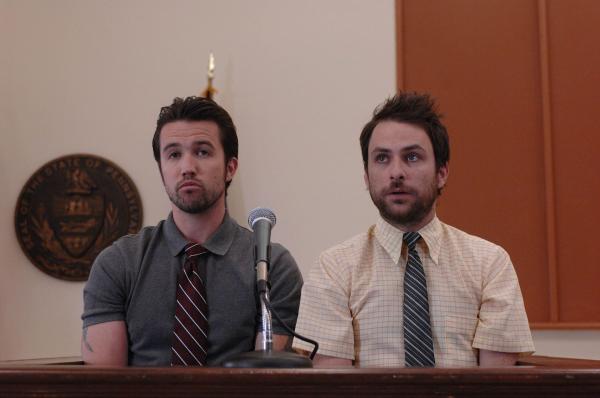 Bild 1 von 22: Charlie (Charlie Day, r.) und Mac (Rob McElhenney, l.) sehen nur eine Chance, sich vor Macs Vater zu verstecken: den Tod ...
